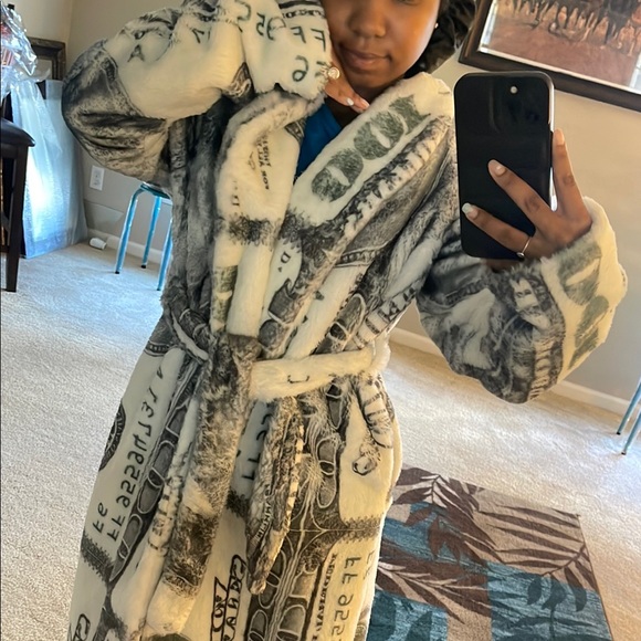AKIRA Money Print Faux Fur Robe - Picture 2 of 4